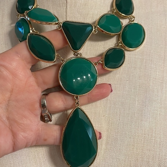 New bib style tier drop layer statement necklace. Green and gold w/ extension - Picture 4 of 11
